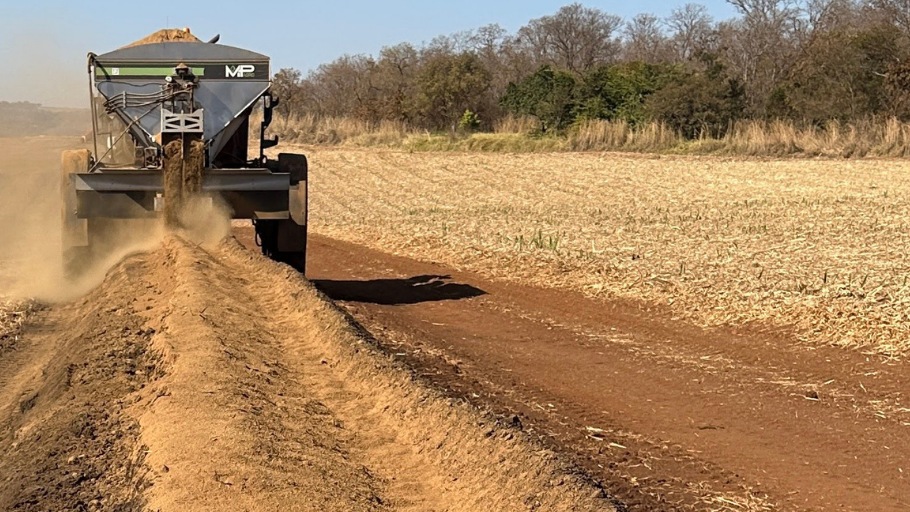 Aplicação de material sobre a leira de compostagem Padrão Libertas