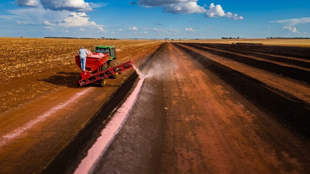 Materiais sendo incorporados às leiras de compostagem