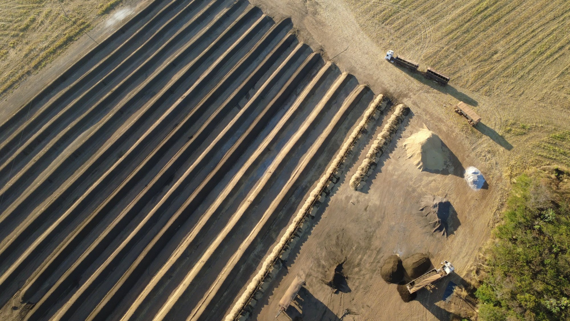 Vista aérea do pátio de compostagem com leiras e matérias-primas – Padrão Libertas