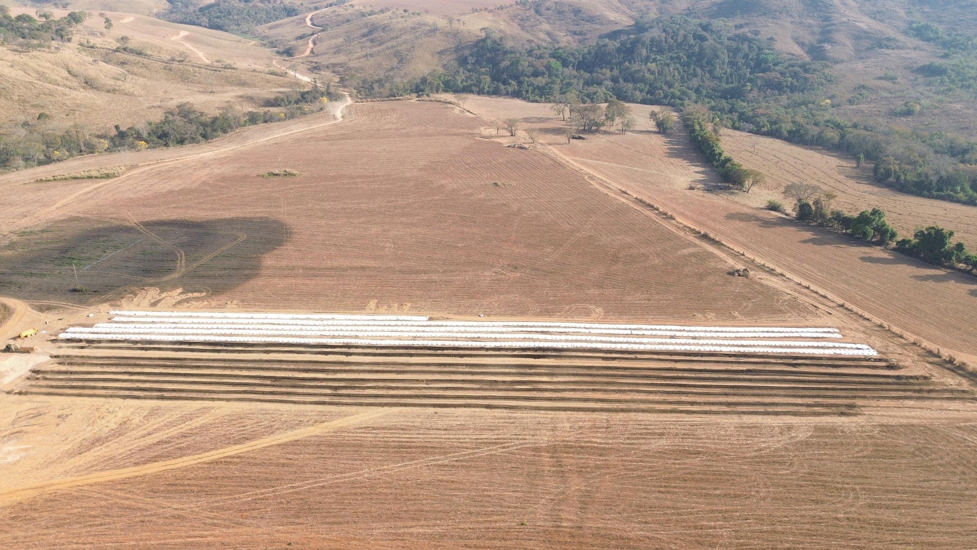 Vista aérea das leiras de compostagem com protocolo enlonado – Padrão Libertas