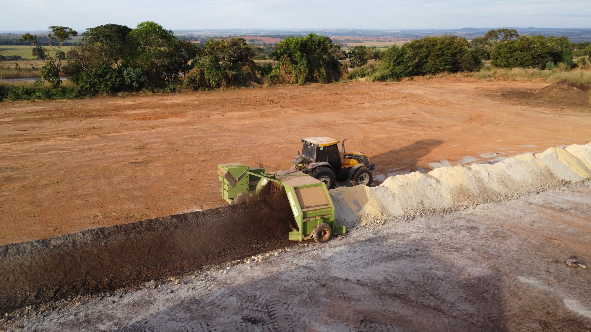 Trator com revolvedor de leiras na compostagem Padrão Libertas