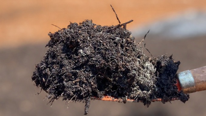 Amostra de Composto Tropical pronto na pá, produzido com o Padrão Libertas